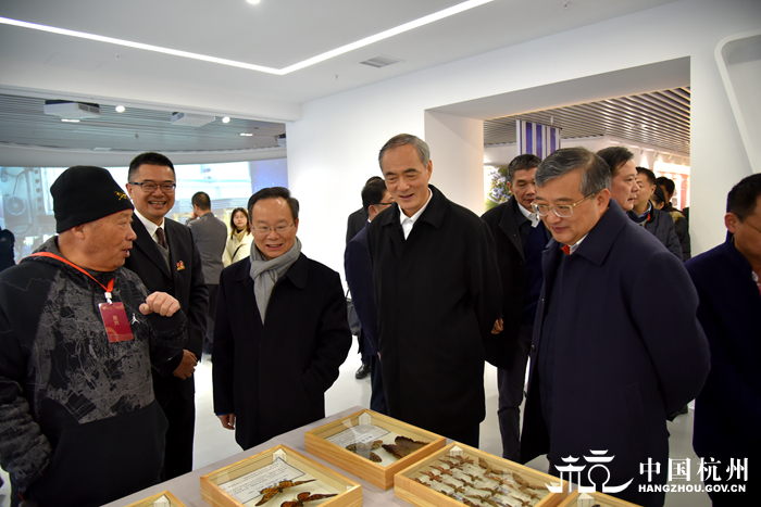 省市领导参观“校史馆”3.jpg