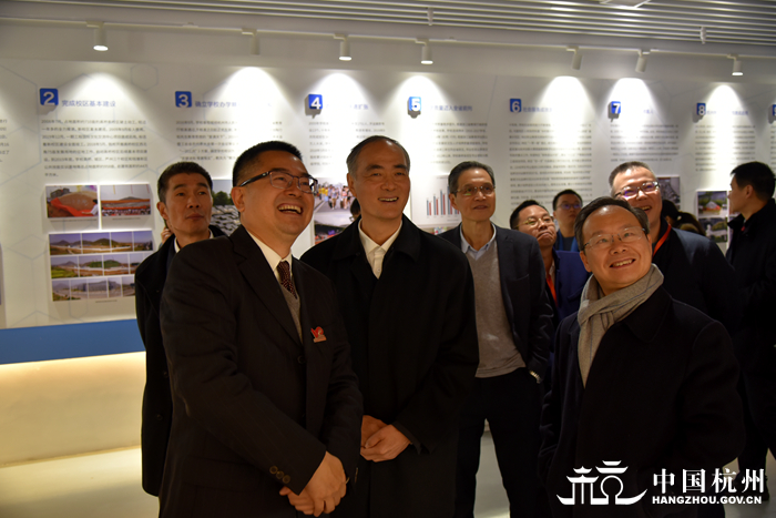 省市领导参观“校史馆”2.jpg
