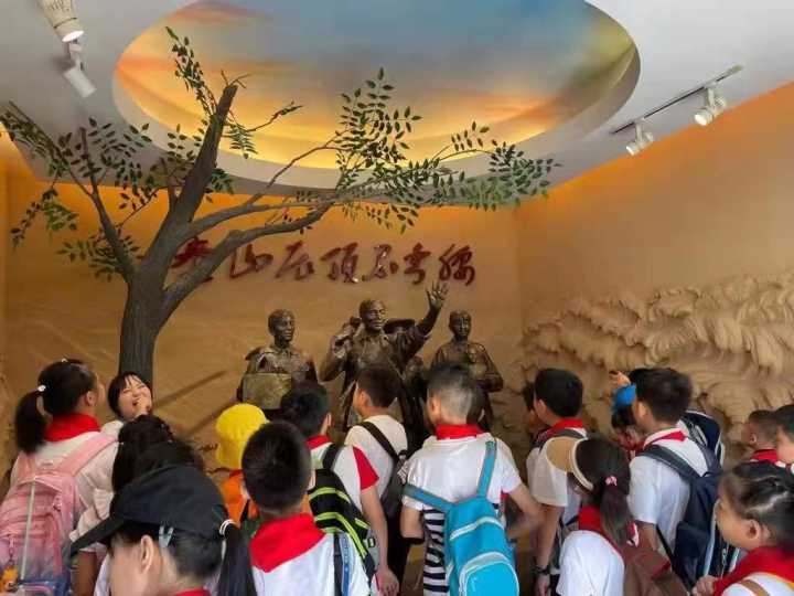 学生们参观南堡精神纪念馆