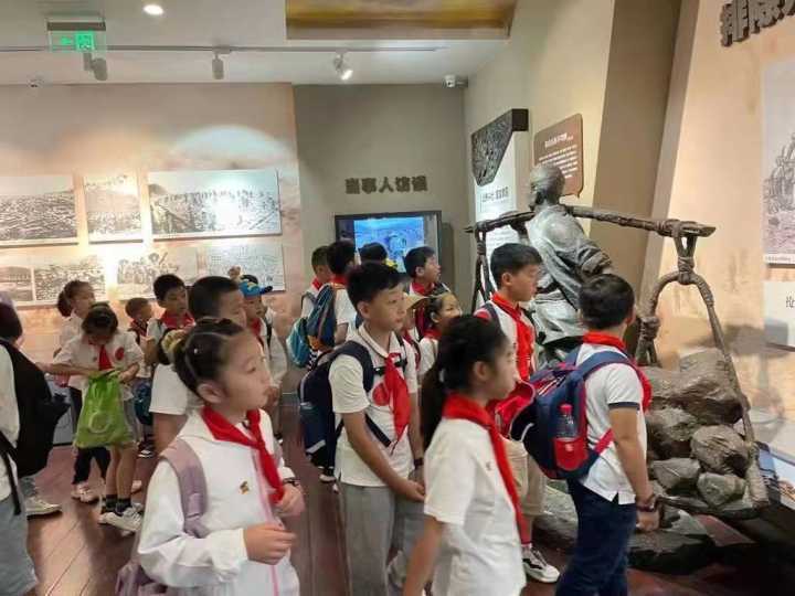 学生们重温红色历史