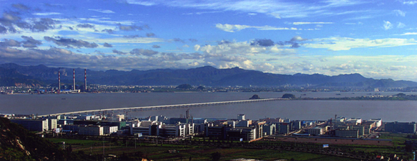 温州工业园区(原扶贫开发区)位于龙湾区境内,1992年9月22日经省政府