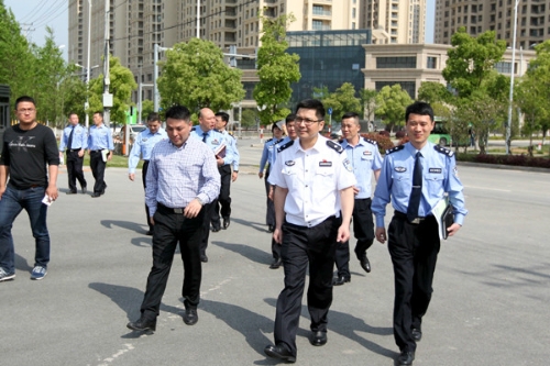 区领导毛伟平检查肯恩小镇风情旅游文化节安保工作