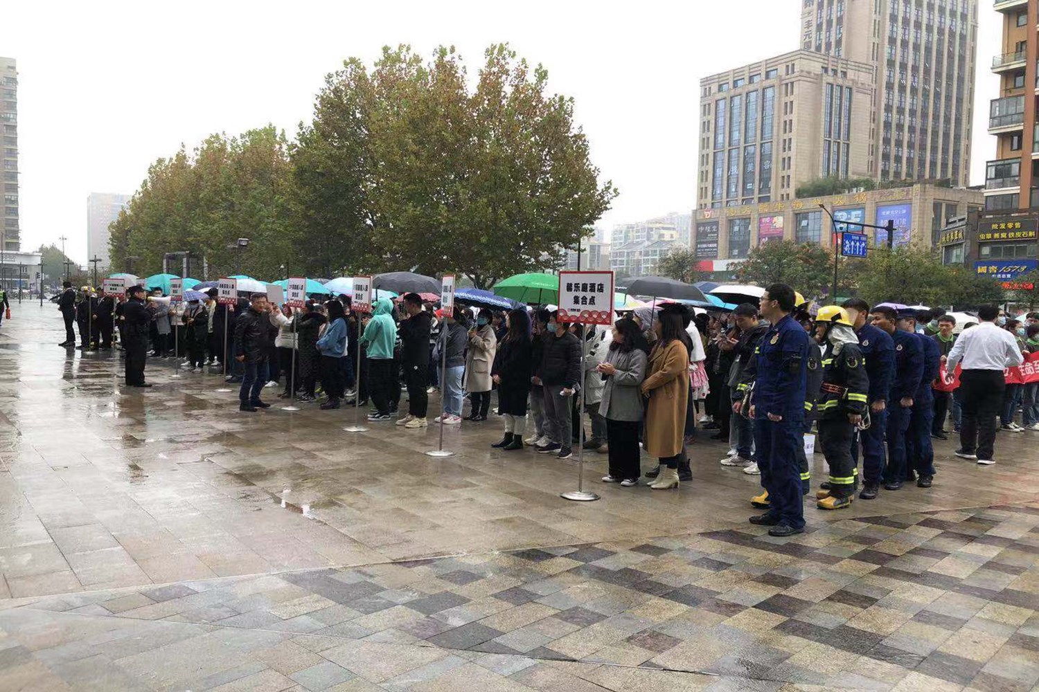 F:\u66f4新投稿照片
月\uff085）拱墅大队联合区公安分局深入城西银泰城开展消防实战演练p6352272464451031I.jpg