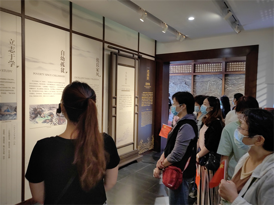 D:\u684c面\u7f8e图批处理照片\u9644图1--参观范仲淹纪念馆.jpg