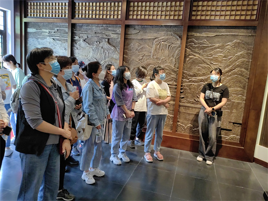 D:\u684c面\u7f8e图批处理照片\u9644图2--参观范仲淹纪念馆.jpg