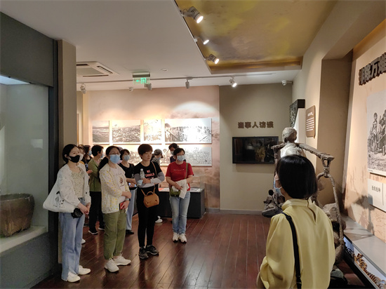 D:\u684c面\u7f8e图批处理照片\u9644图4-参观南堡精神纪念馆.jpg
