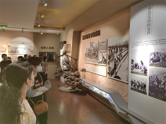D:\u684c面\u7f8e图批处理照片\u9644图5-参观南堡精神纪念馆.jpg