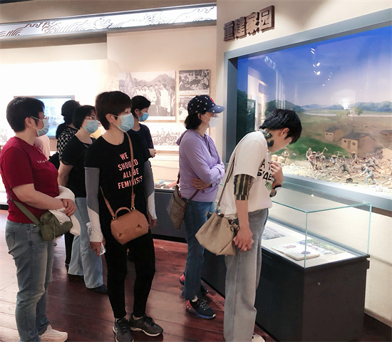 D:\u684c面\u7f8e图批处理照片\u9644图6-参观南堡精神纪念馆.jpg