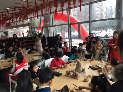龙湾区首届“年尾龙湾 非遗迎新春”活动在区文化馆举行,孩子们体验非遗乐趣.jpg