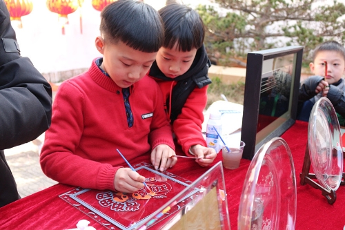龙湾区宁村举办“”孩子体验玻璃银光刻.JPG