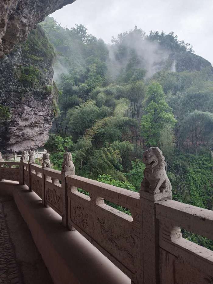 青云洞,传为白蛇、青蛇在此修炼得道.jpg