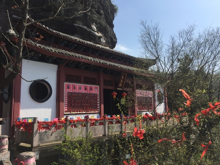 洞府琼楼又称玉皇殿,依岩而建,木结构建筑。屏岩洞府 景区索道站站长 张群铭.jpg