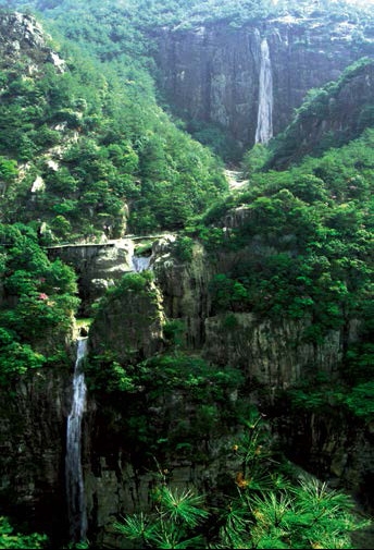 天台龙穿峡省级森林公园瀑布.bmp.jpg