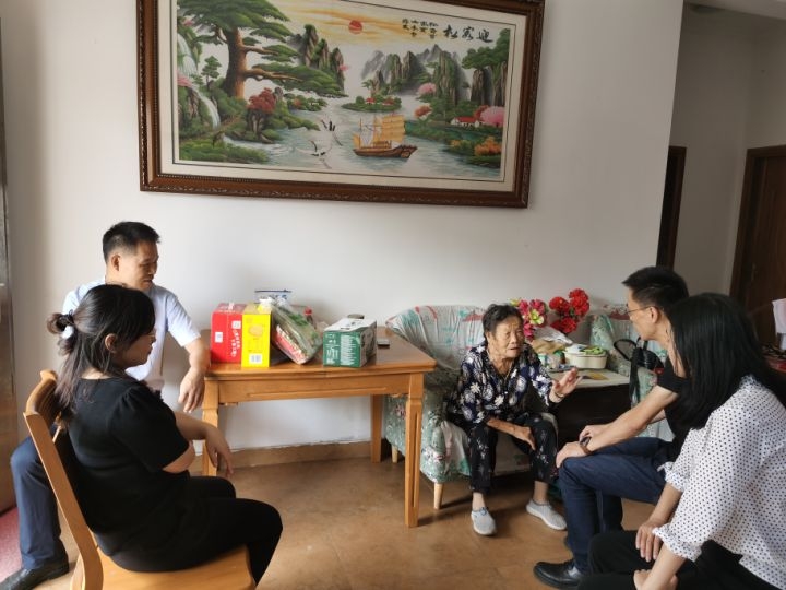 书记慰问.jpg