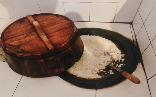 群众给抗台干部烧的米饭_副本.jpg