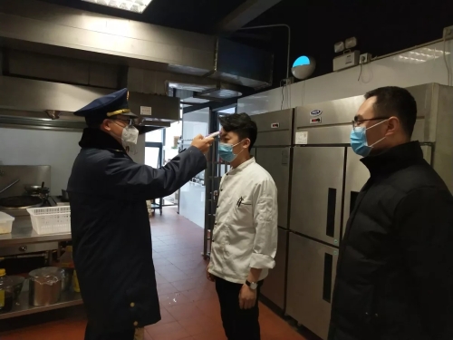 县市场监管局开展餐饮服务行业疫情防控监测活动.jpg