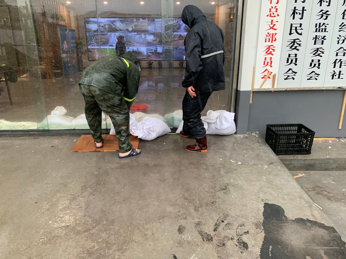 黄沙扛沙袋.JPG