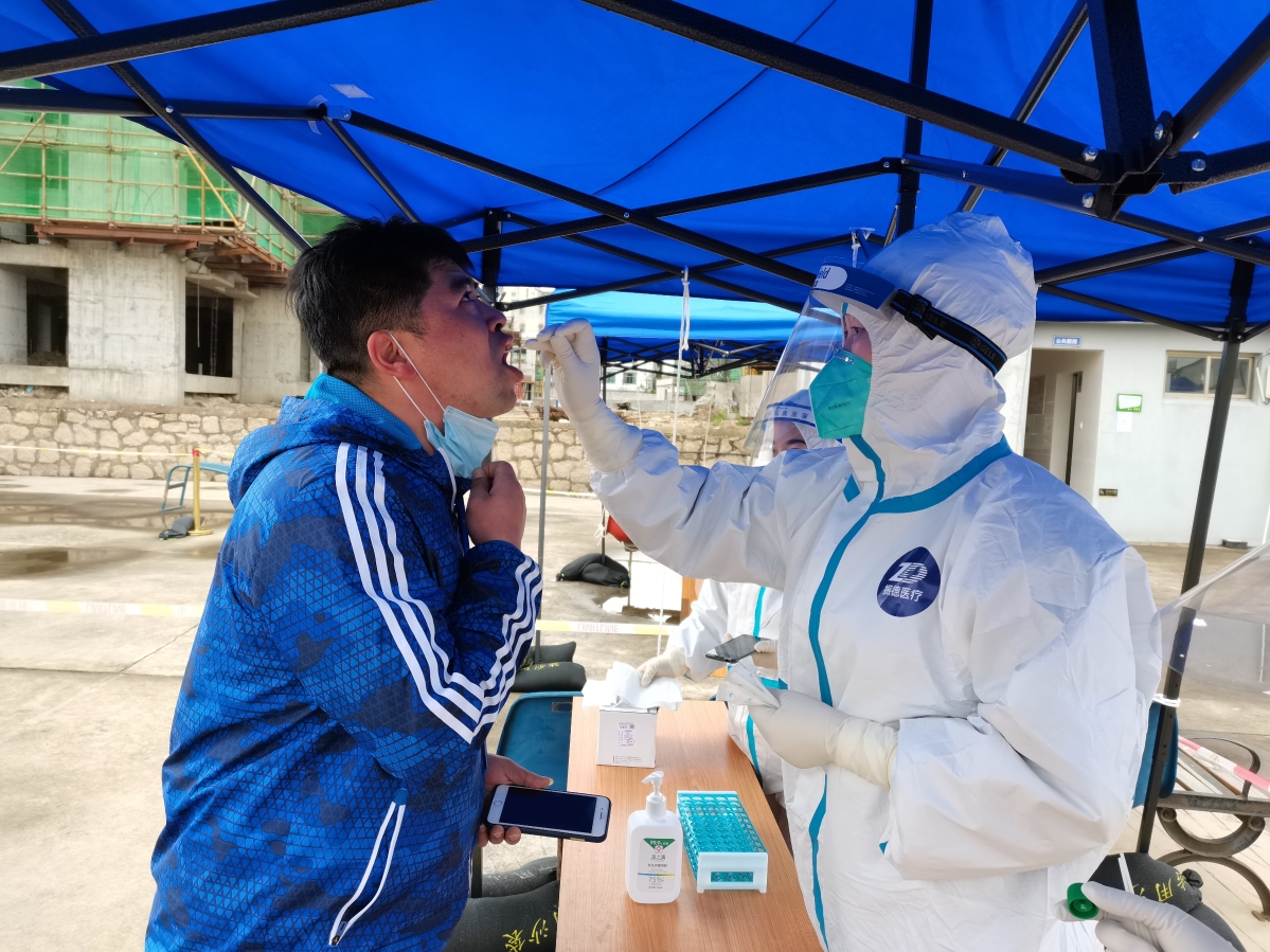 娄波娜为李波做核酸检测.jpg