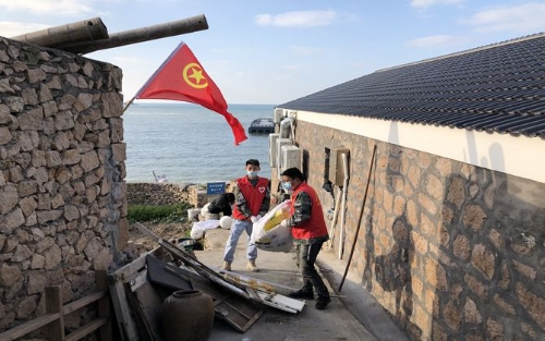 花鸟乡团委:学习雷锋精神 打扫全乡卫生2.jpg
