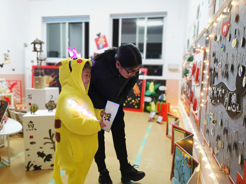 教育三幼以“玩•美+ 动漫SHOW”为主题的第二届美术节闭幕式暨迎新活动 亲子参观展馆.JPG