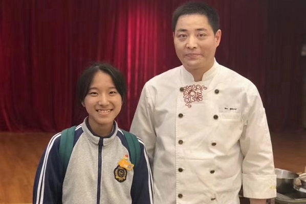 学生与“爱豆”行业大师合影.jpg