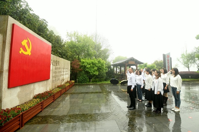 党员教师重温誓词.jpg,