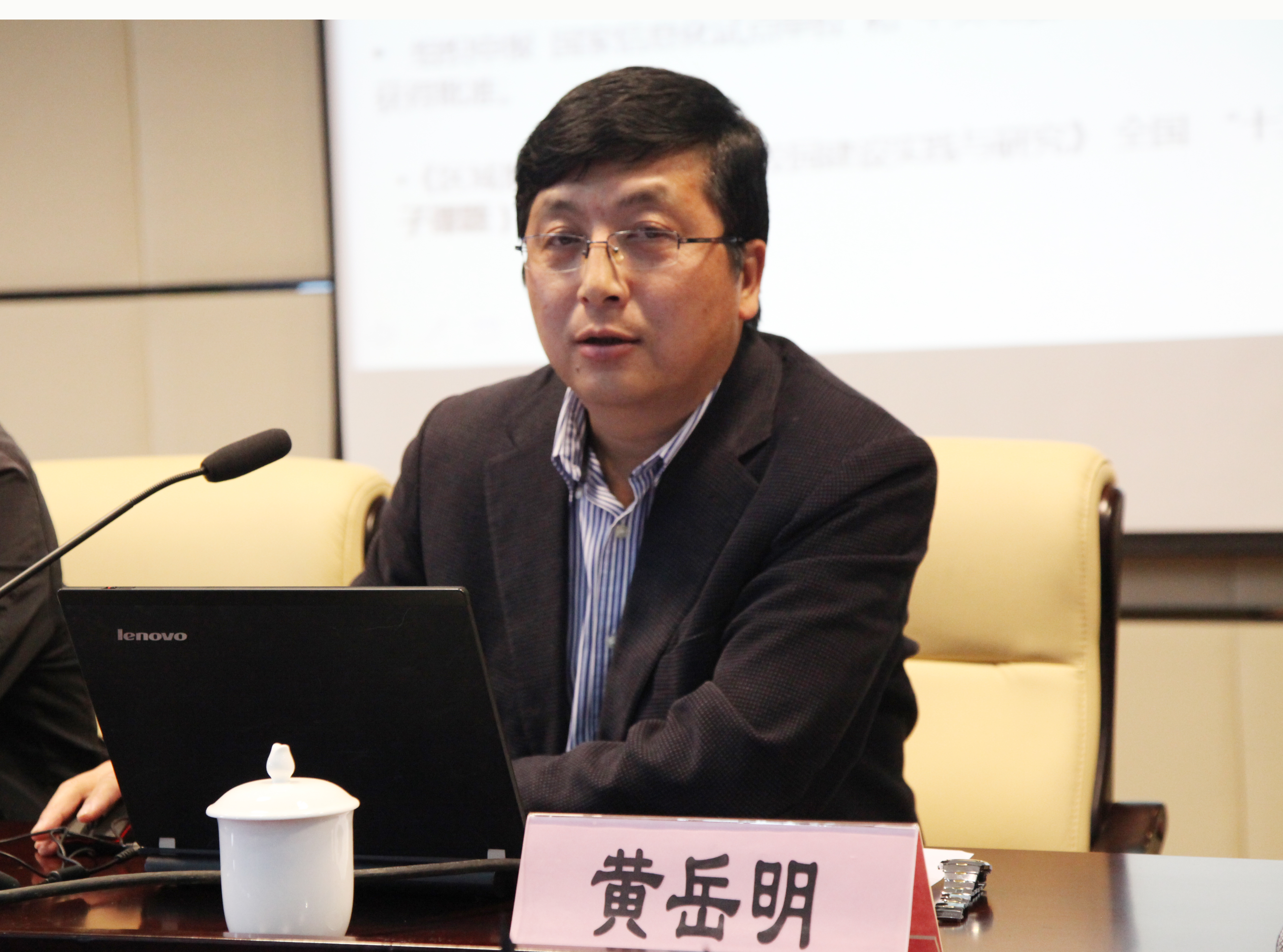 市电教馆（信息中心）黄岳明馆长（主任）布置工作