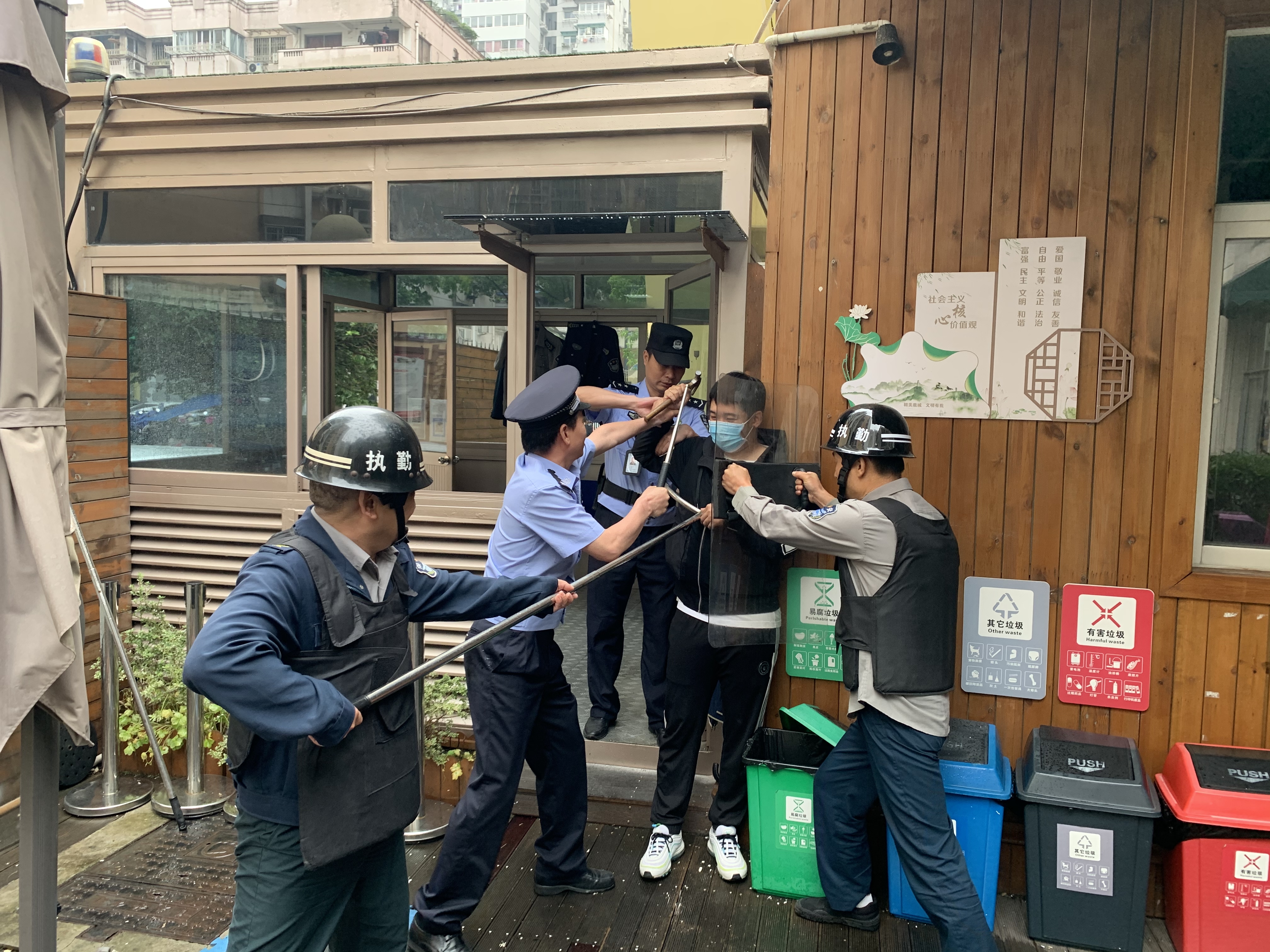 0518反恐演习（二幼）.jpg