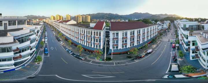 干净整洁有序，因为美丽城镇创建焕然一新的山福.jpg