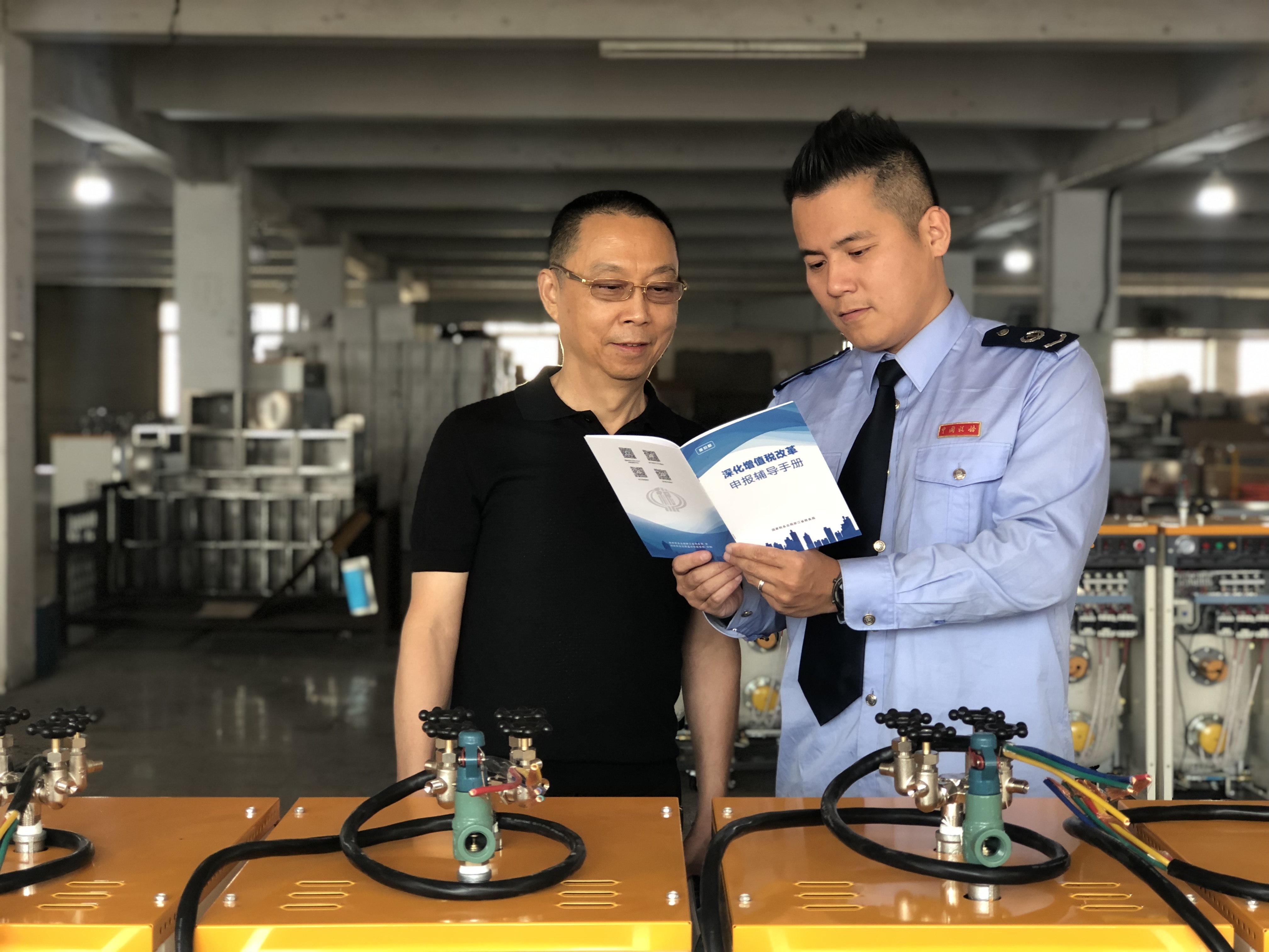 近日，鹿城区税务局实地走访温州市江心服装机械厂，为新办出口企业送政策。.jpg