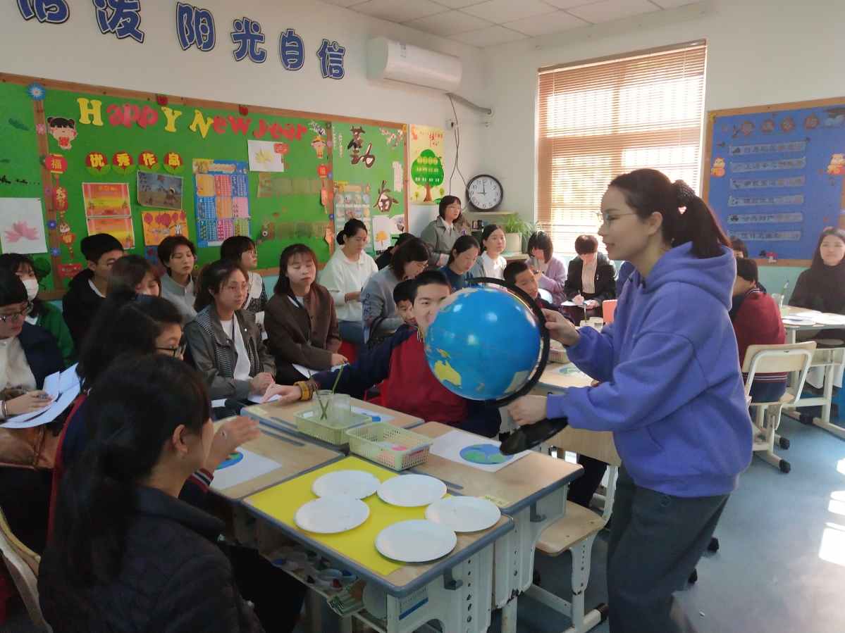 市特殊教育学校教师夏丽慧带来了生动有趣的唱游律动课《小青蛙找家》