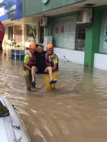 平阳县民防志愿者救援队奔赴三地救援受灾群众2.jpg