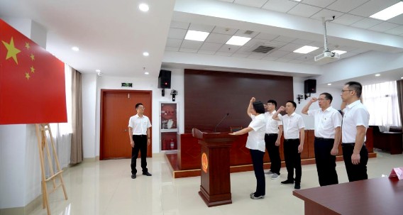 市监委举行新任副主任、委员宪法宣誓仪式