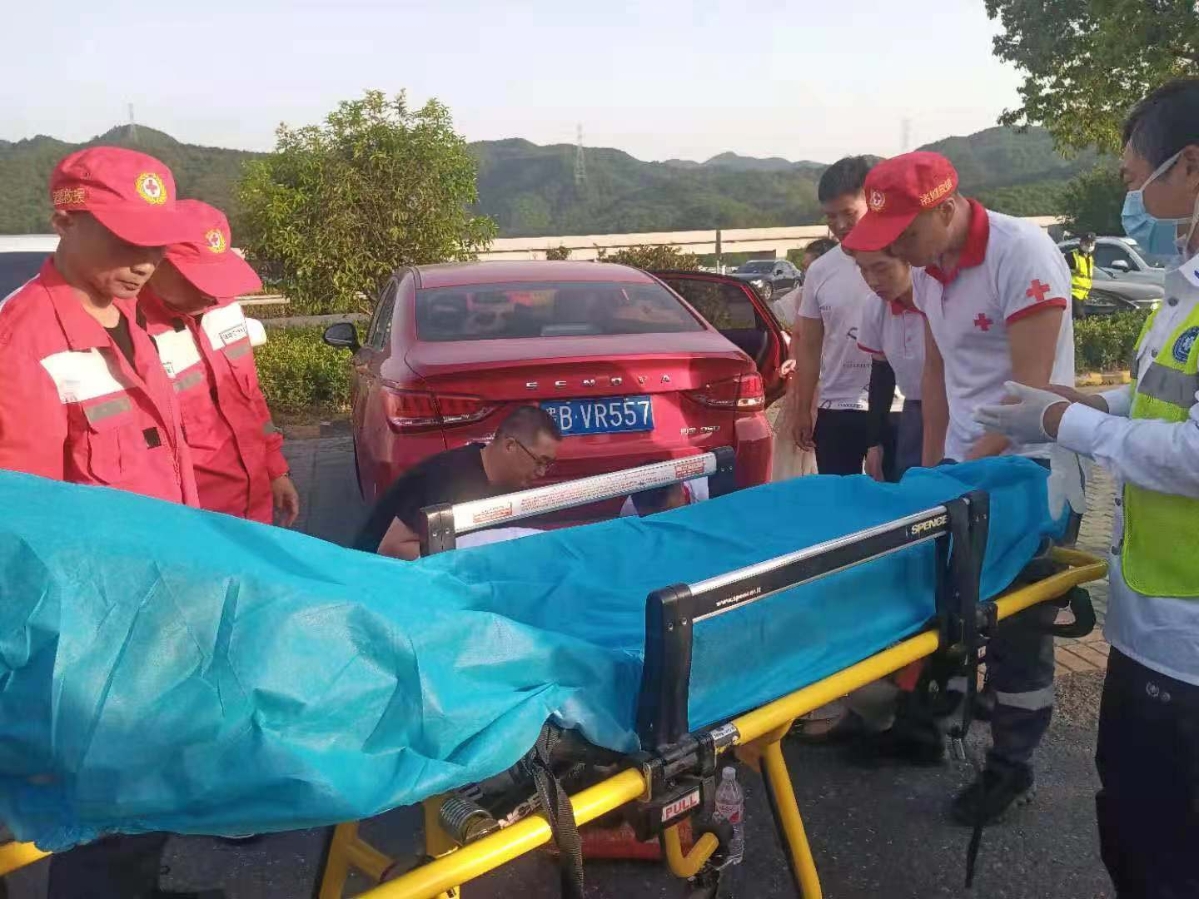 诸暨市红十字应急救援队比赛回程偶遇突发状况
