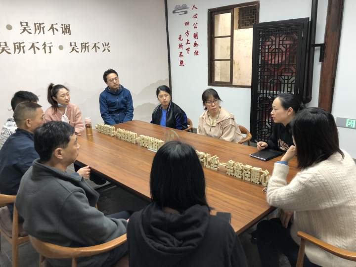 联盟单位、居民代表、商户代表等围绕建造地下电动车车库召开联盟例会.jpg