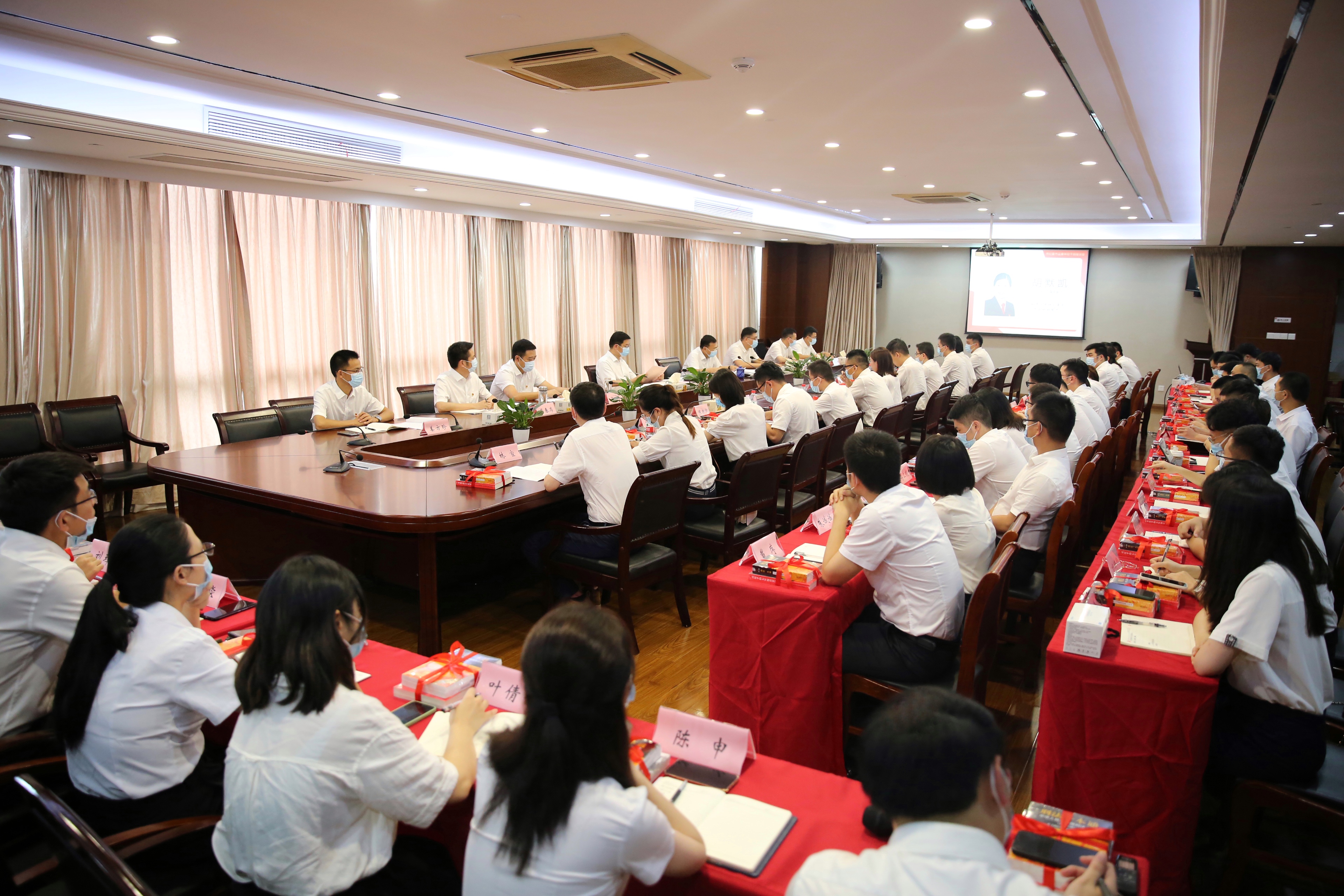 奋斗青春 不负韶华——市纪委市监委召开年轻干部座谈会