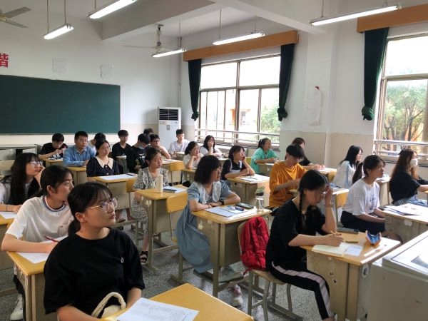 逐梦未来,志愿助力—嘉兴市秀州中学举办高三志愿填报讲座