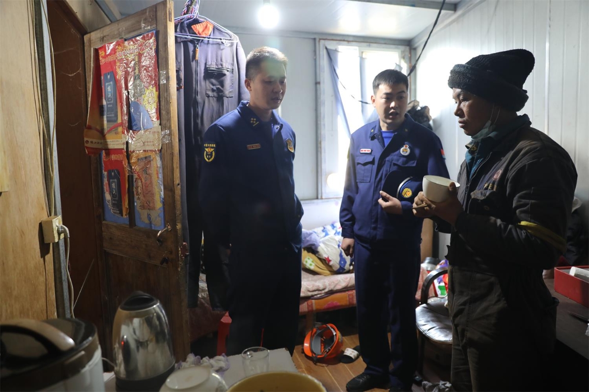 定海大队指导工业区企业做好施工人员居住场所消防安全工作3.JPG