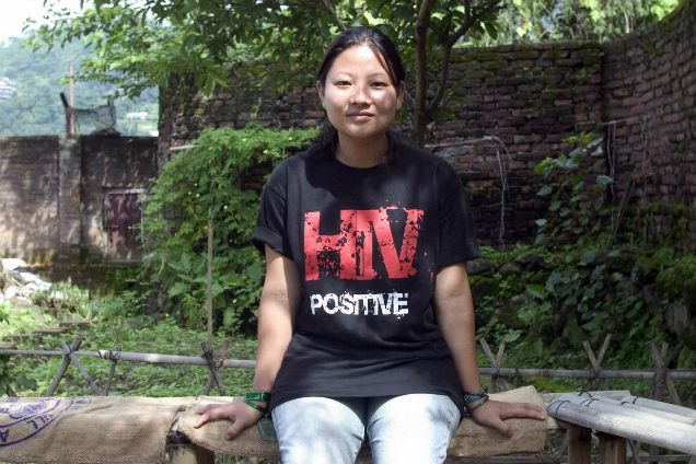 在尼泊尔，一名妇女穿着写有“艾滋病毒感染者”字样的圆领衫