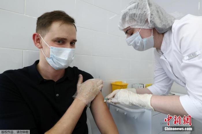 当地时间12月5日，俄罗斯莫斯科，一名男子接种新冠疫苗。随着新冠疫情在俄罗斯不断蔓延，俄罗斯首都莫斯科市5日开始大规模疫苗接种。