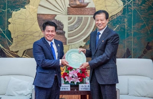 孙贤龙副书记会见柬埔寨奉辛比克党干部考察团一行.jpg