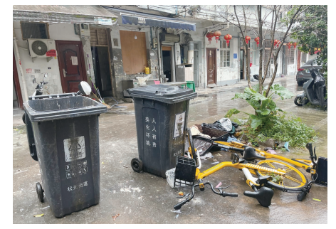 垃圾桶破损、单车杂乱停放、人行道上晒衣服…… 龙湾瓯海背街小巷环境不乐观