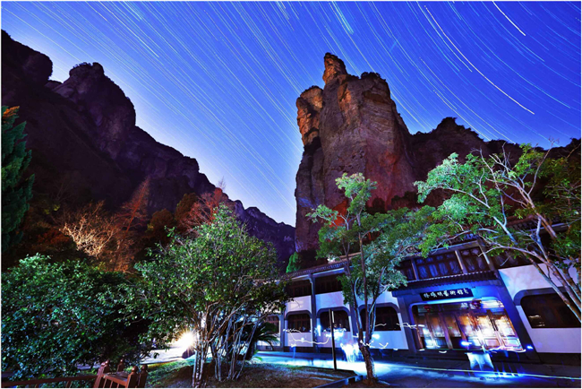 雁荡山的夜景是大自然雕刻出的惊世浪漫,特别是作为国内最佳赏月地之