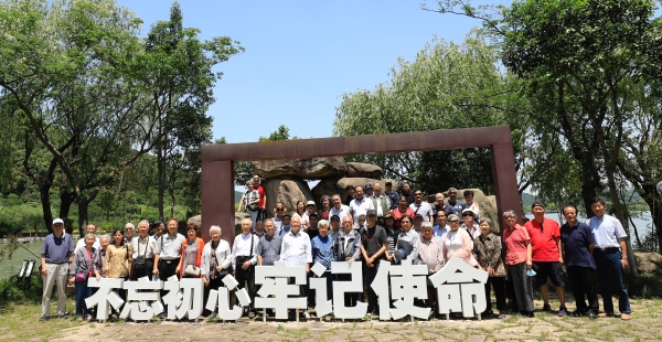 5.19南北湖走看促活动集体照1.jpg 5.19南北湖走看促活动集体照1.jpg