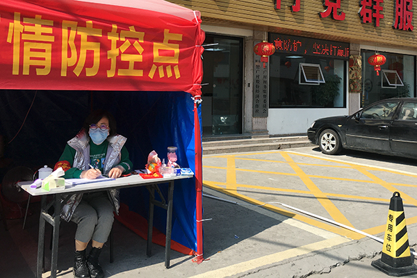 市人大代表郑素阳在村出入卡点执勤 曾温乐摄.jpg
