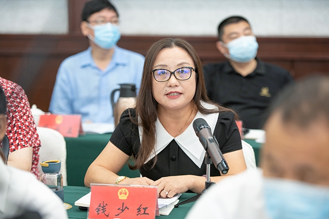 2会上,市人大代表钱少红向职能部门提问-b 陈尚云摄.jpg