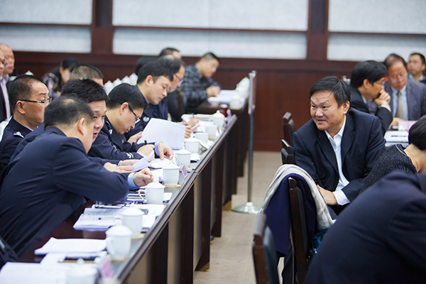 1456117688333011409.jpg 部门负责人和分管副市长在讨论代表提出的问题.jpg