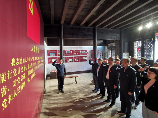 8参观照片3_副本.jpg 8参观照片3_副本.jpg