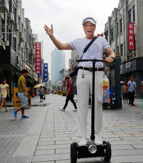 管新民照片.jpg