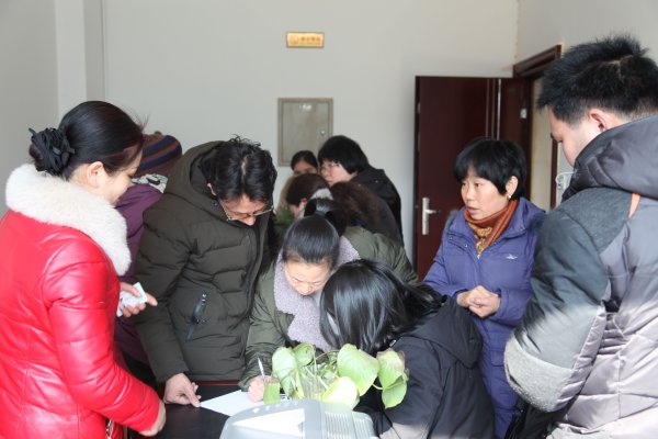 为工人发放被拖欠的工资　（第一个小标）.jpg